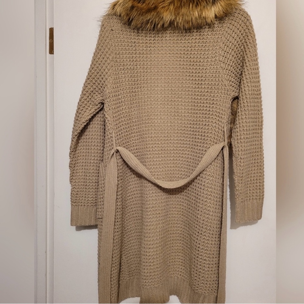 NWOT knit sweater with faux fur collar